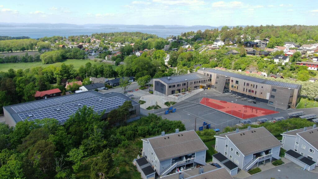 Solceller på tak på skole