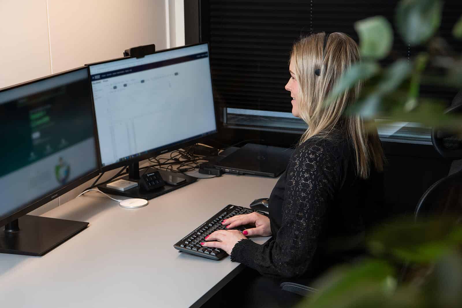 Kundekonsulent blury skjerm - Telemark Kraft Kundekonsulent som ser på skjerm