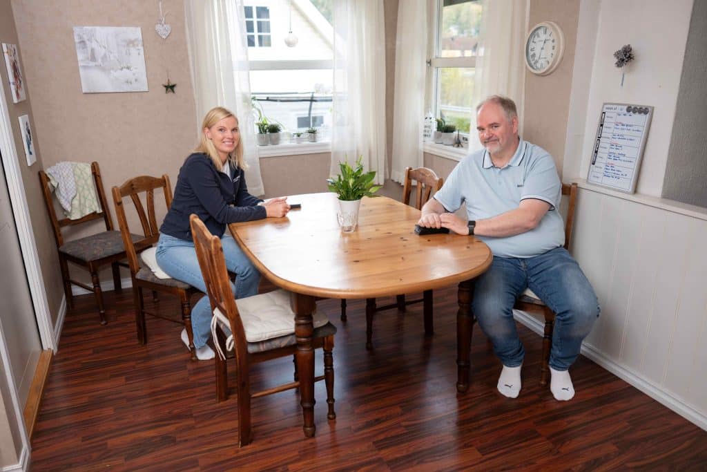 Personer rundt et bord