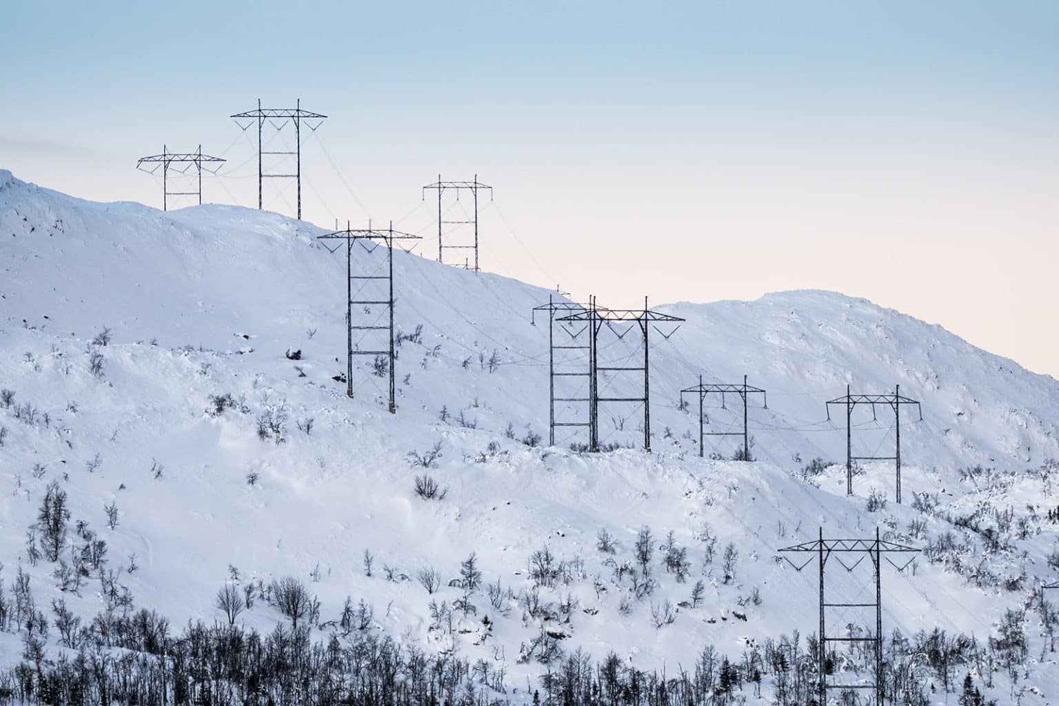 høyspent vinterlandskap