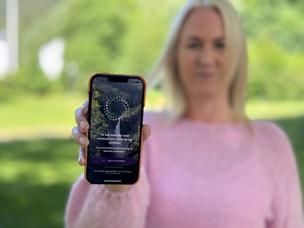 jente holder mobil med telemark kraft app